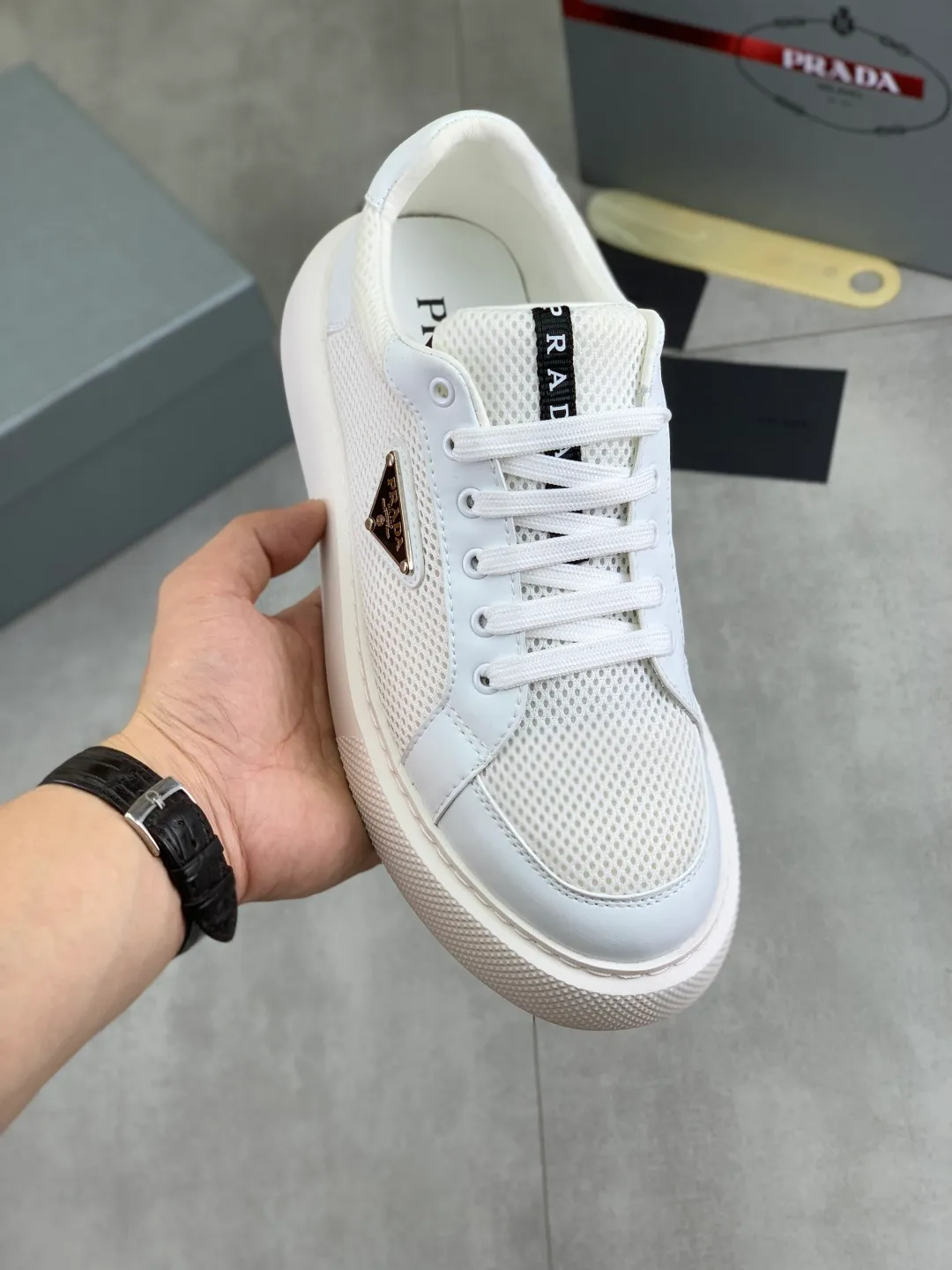 Men's shoes 💰P580💰 [New style] High version official website popular models are on the market, 🆘 Trendy brand (Prada) mainly promotes popular models, avant-garde and versatile fashion men's shoes private version mold opening, cowhide surface splicing 1:1.. Fashionable and simple, original imported cowhide lining cowhide feet; the atmosphere and personality are more fashionable, eye-catching and pursuing class. It will subvert the old idea and be a must-have for fashion trendsetters with you! Must keep it for yourself! Tall and comfortable, large and low, high-end quality workmanship. Size: 38-44 6️⃣colors available.